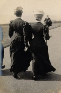 Edwardian women walking 1906 (Photo by Edward Linley Sambourne)