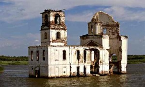 Source: http://coolinterestingstuff.com/the-ghosts-of-the-sunken-russian-town-of-mologa
