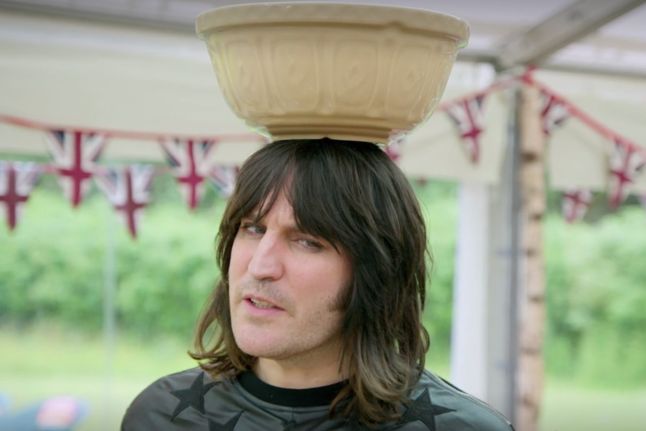 noel-fielding-with-a-bowl-on-his-head